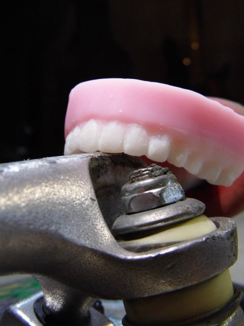 Mavwax teeth skateboard wax ￼